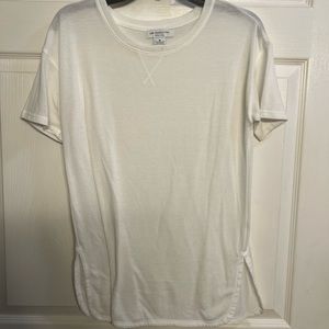 Very light sweater with split side perfect for jeans